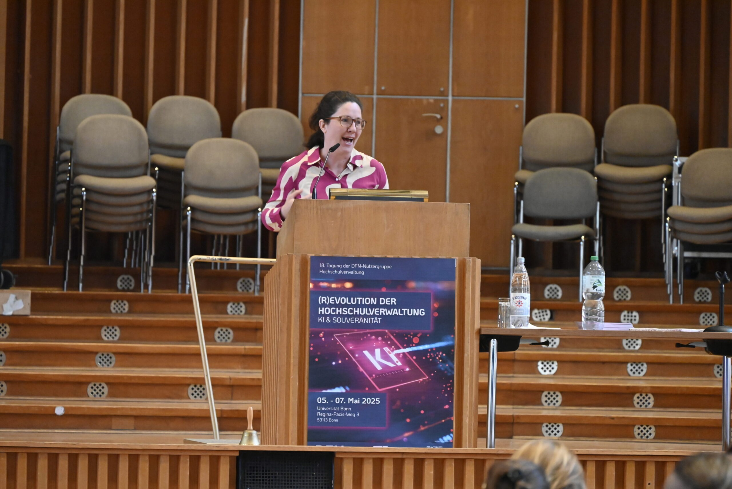 Frau hält Vortrag auf DFN Tagung