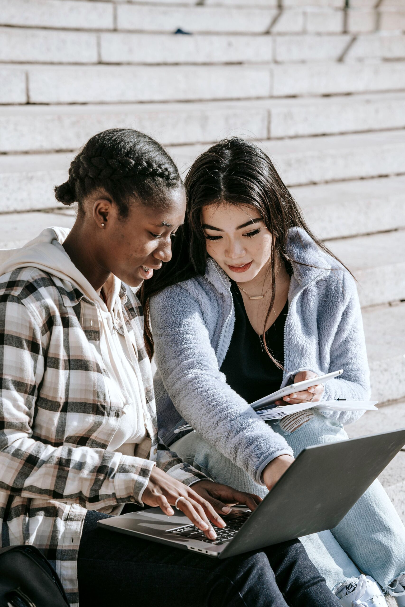 2 Frauen schauen auf einen Laptop