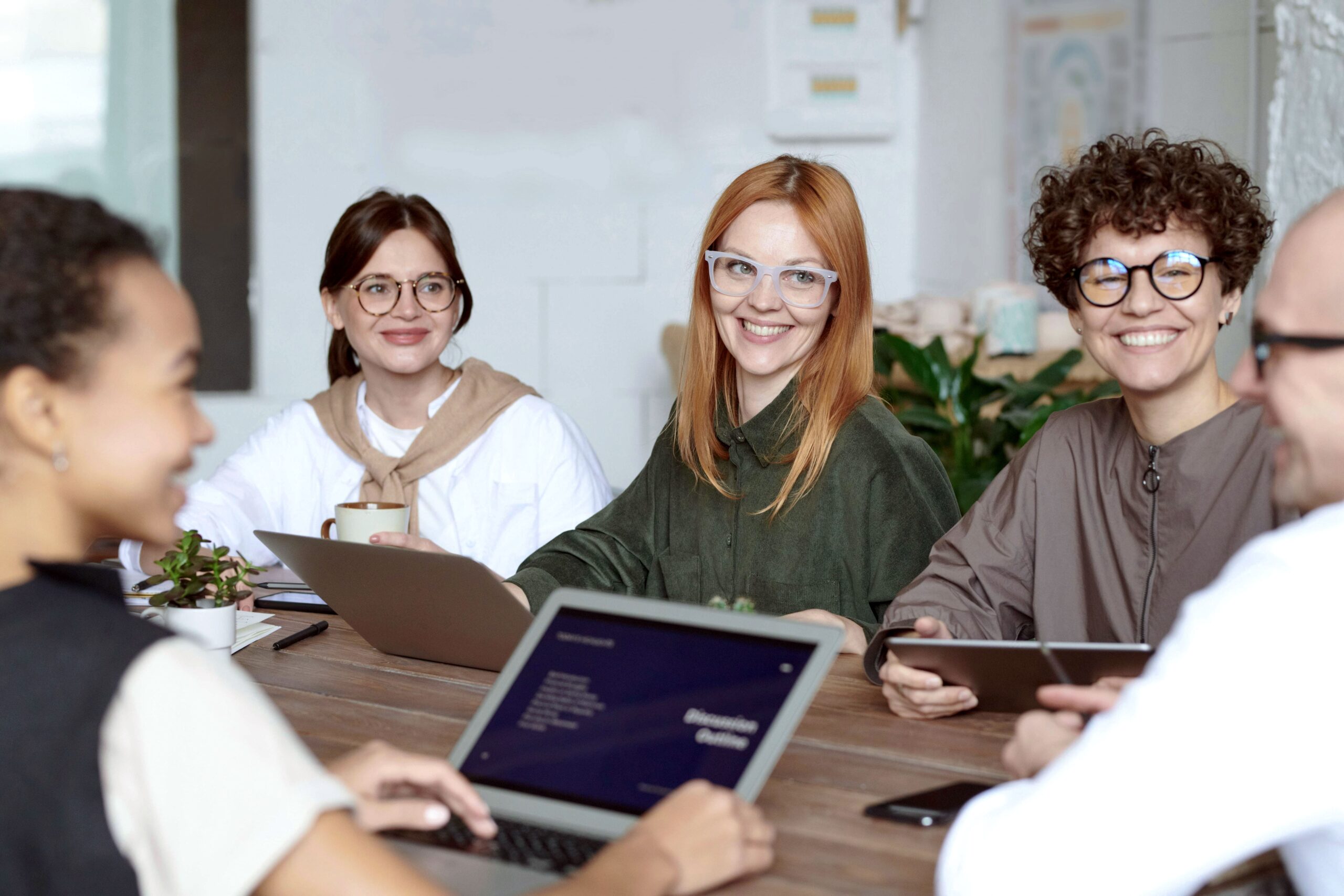 Junge Menschen lächelnd am Tisch