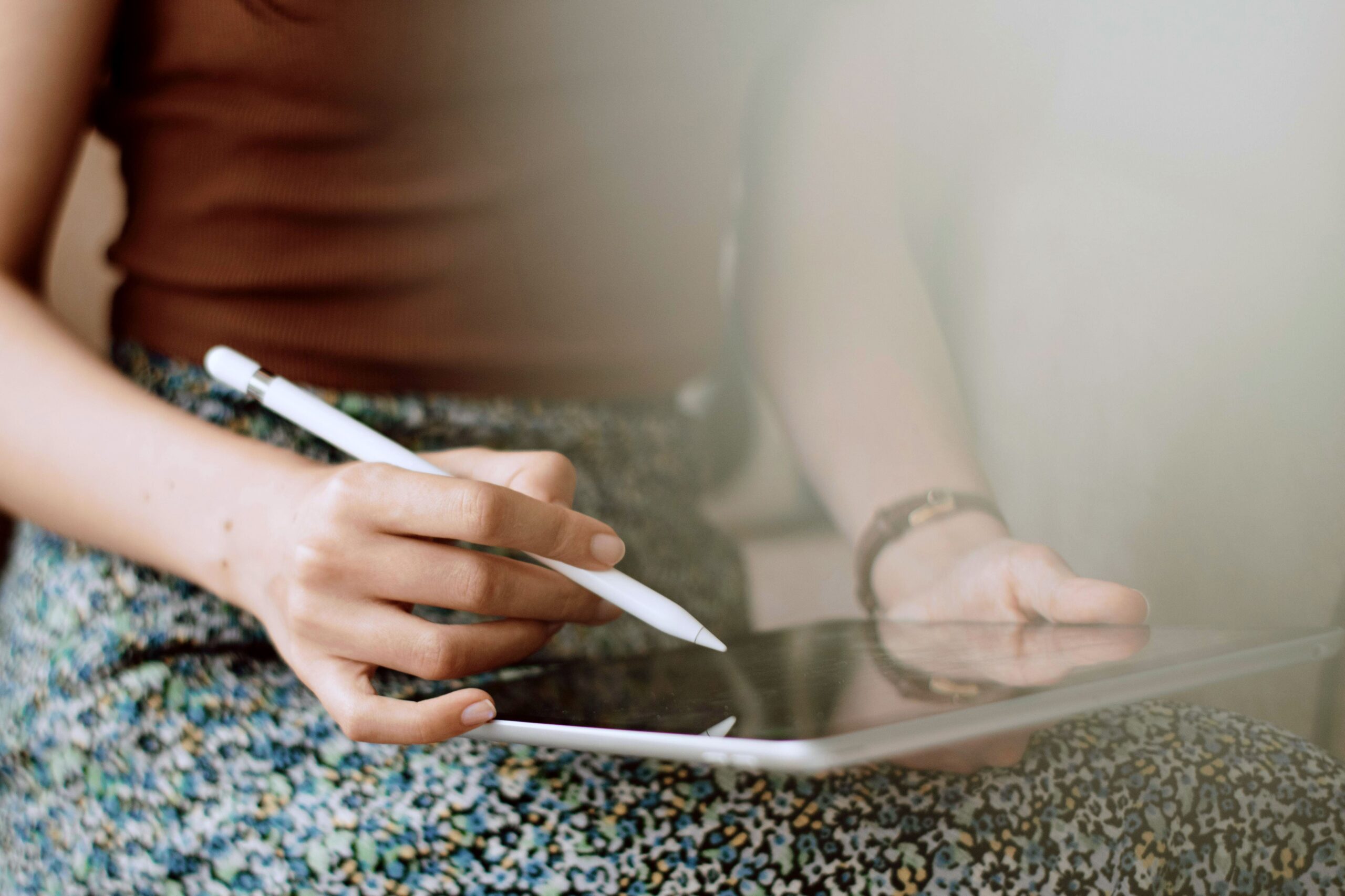 Hände schreiben auf ein Tablet